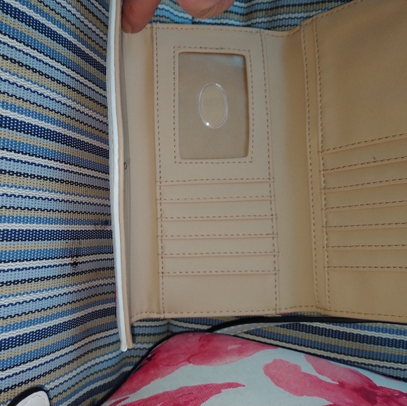 Guess - Picture 4 of 11